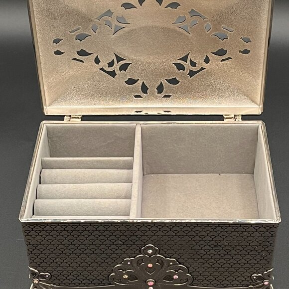 Engraved Anastasia Clover Music Box - Picture 4 of 4